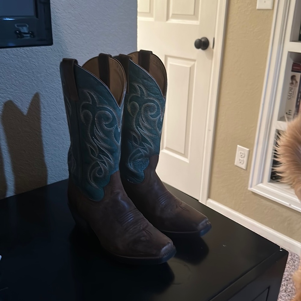 Shyanne Cowboy Boots!! Worn Once or twice.